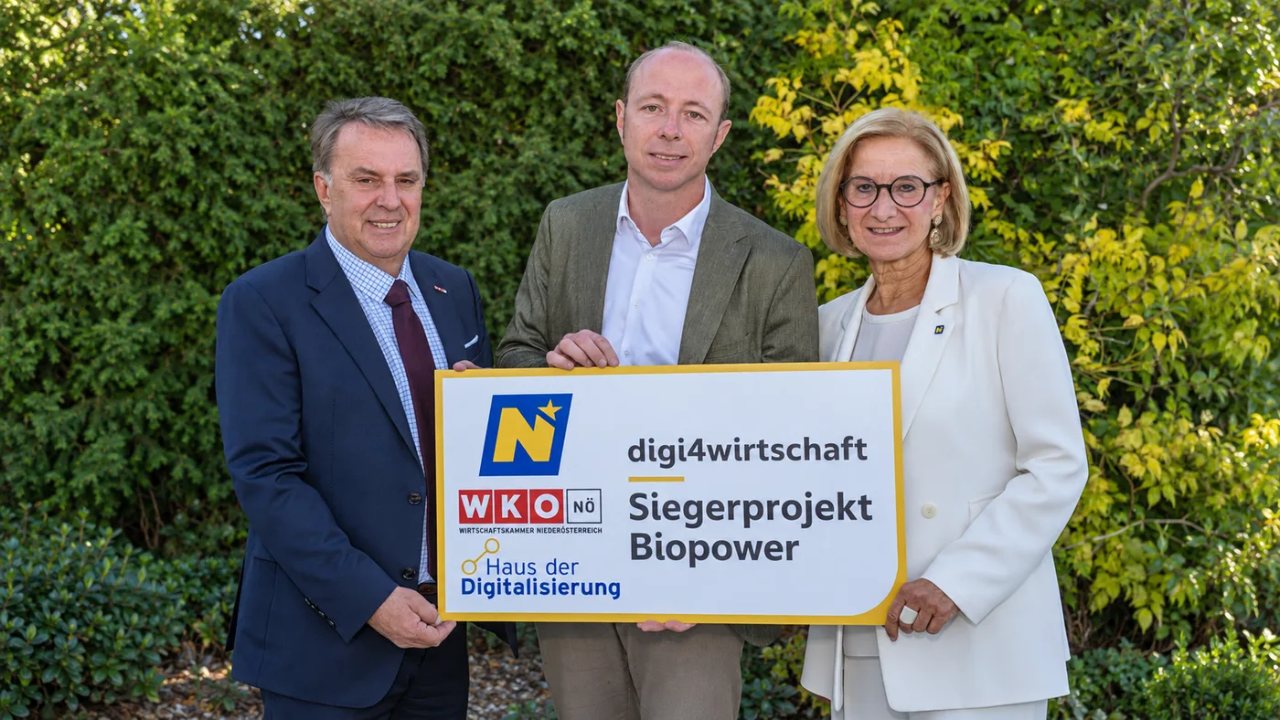 Wolfgang Ecker, Robert Schweizer und Johanna Mikl-Leitner mit der Tafel „digi4wirtschaft Siegerprojekt BioPower“